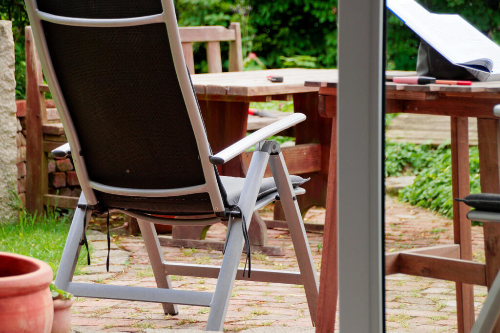 Windfeste Gartenmöbel: Gewicht, Schwerpunkt und Angriffsfläche richtig einschätzen