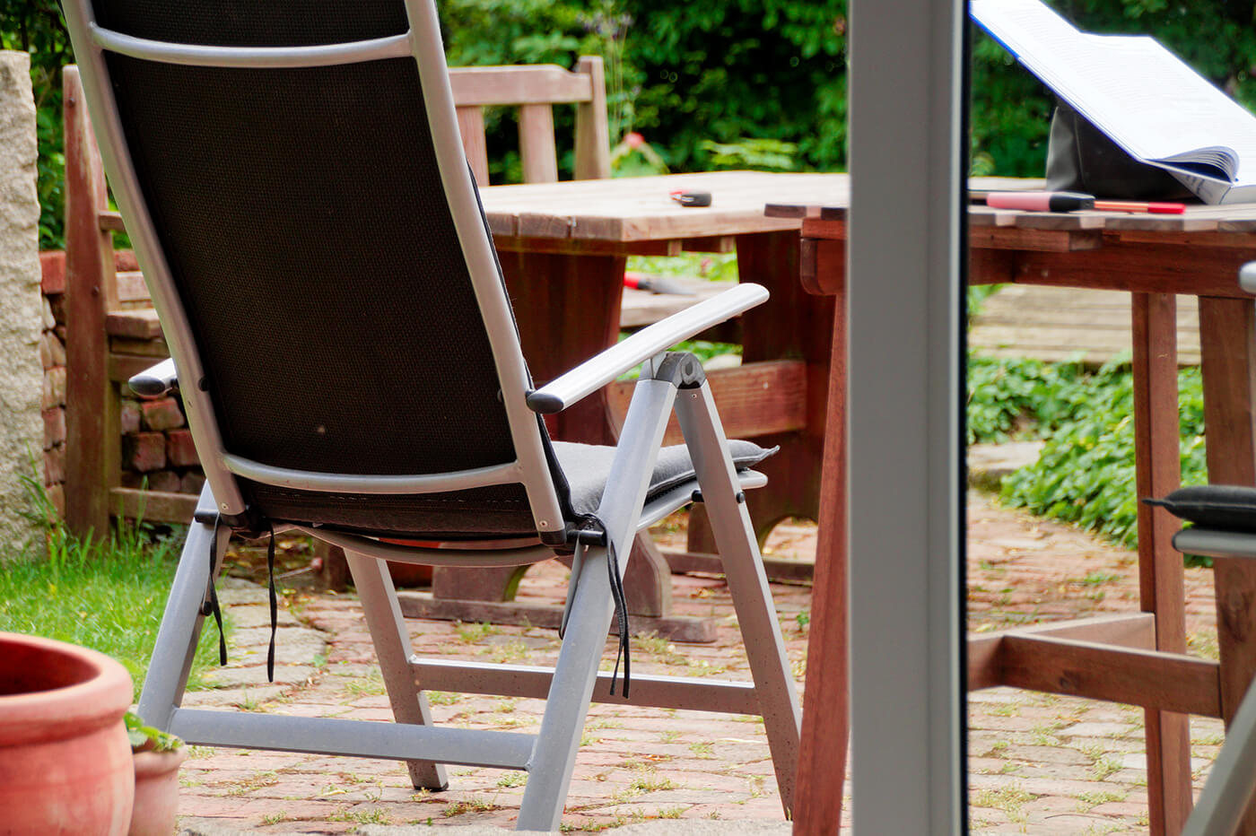 Windfeste Gartenmöbel: Gewicht, Schwerpunkt und Angriffsfläche richtig einschätzen