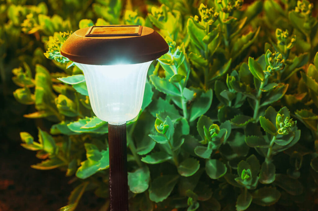 Solarleuchten Garten oder Niedervolt: was wirklich taugt und was nur leuchtet