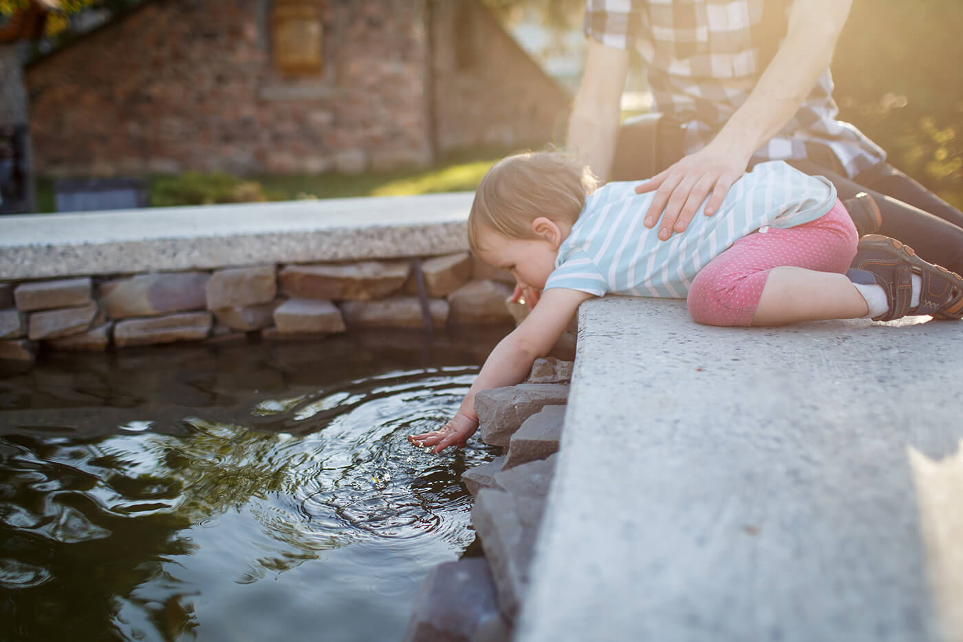 Pool und Teich kindersicher machen: der Schutz, der wirklich zählt