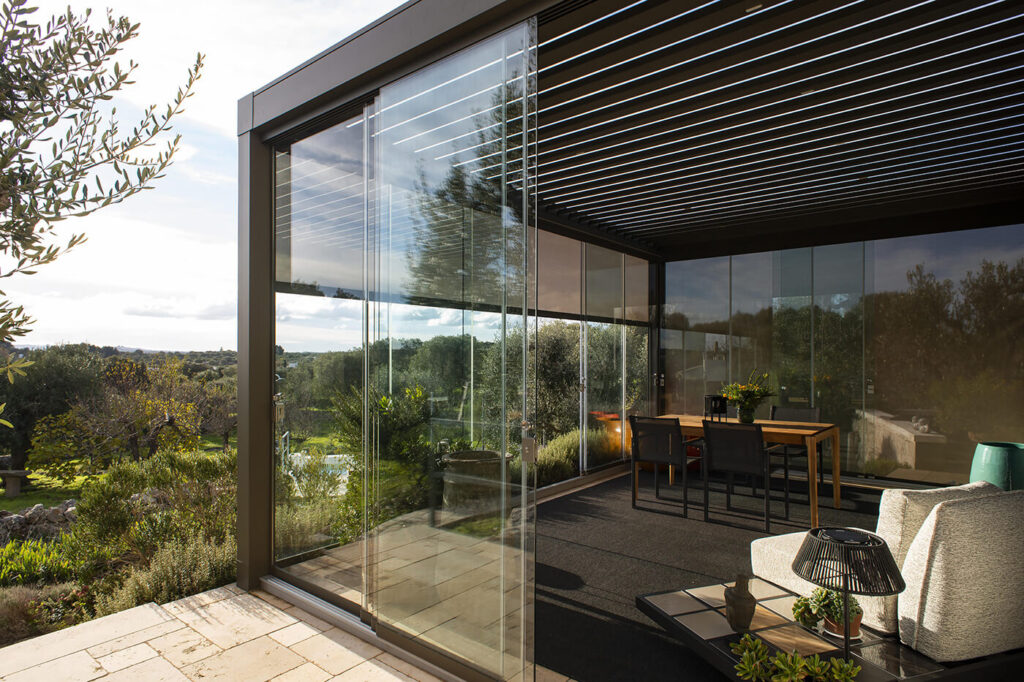 Glas Windschutz für die Terrasse: Auswahl und sichere Montage