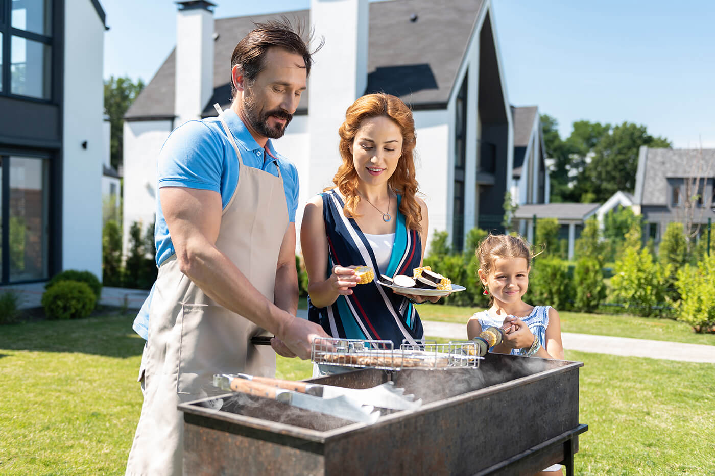 Grillen mit Kindern und Hunden: sichere Zonen im Garten