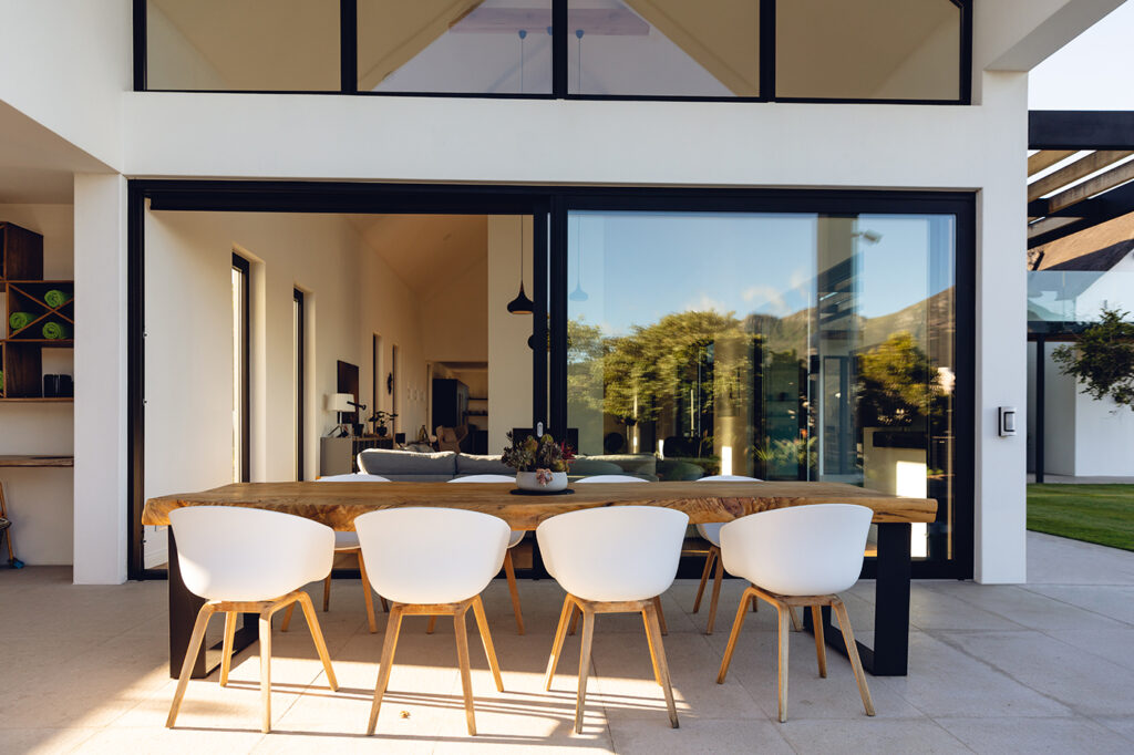 Terrassengröße richtig planen: Platz für Essen, Lounge und Wege