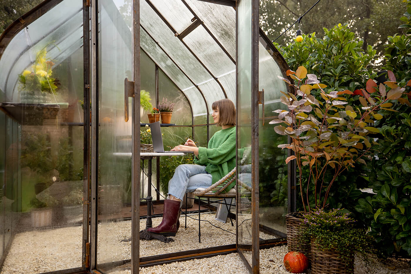 Das Gewächshaus als Rückzugsort: Glasshouse-Living zwischen Tomaten und Lounge